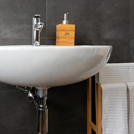 Pit Stop, Al Primo Piano Con Clima E Bagno Privato